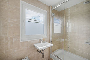 Shower room- click for photo gallery